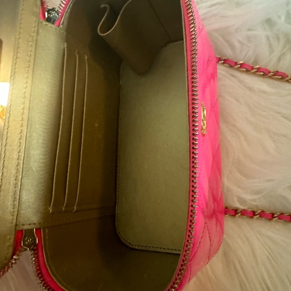 Barbie Hot Pink Chanel Vanity Handbag - Picture 7 of 16